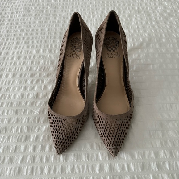 Vince Camuto perforated heels - Picture 1 of 5